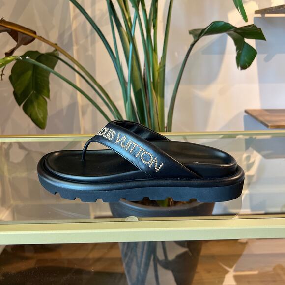 LOUIS VUITTON Black Leather Studded Flip Flops SZ 40 - Picture 1 of 12